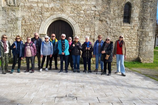 Devant l'Eglise Saint Saturnin avec le soleil